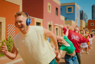 Muziekvideo met een passend brand partnership